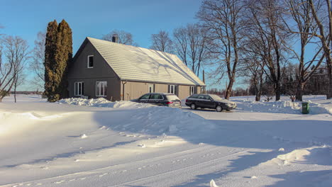 Casa-Aislada-En-Un-Paisaje-Invernal-Cubierto-De-Nieve-En-Un-Día-Soleado