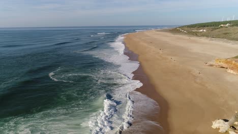 Die-Berühmten-Wellen-Von-Nazaré,-Portugal