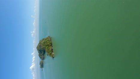 Vuelo-Vertical-Sobre-El-Agua-Verde-Del-Mar-Caribe-Y-Las-Islas-Cubiertas-De-Verde-Durante-El-Sol---Parque-Nacional-Los-Haitises