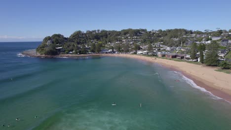 Touristen-Schwimmen-Und-Surfen-Im-Sommer-Am-Avoca-Beach-In-New-South-Wales