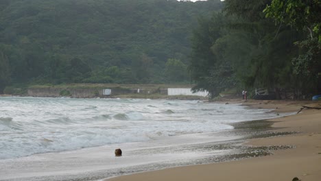 Gewebe-Am-Strand-Von-Dam-Trau,-Der-An-Einem-Bewölkten-Tag-In-Con-Dao,-Vietnam,-Ins-Meer-Rollt