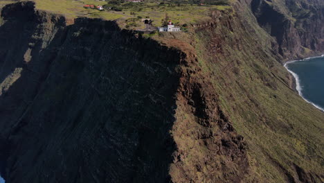 Die-Küste-Madeiras-In-All-Ihrer-Schönheit-Vom-Leuchtturm-Ponta-Do-Pargo-Aus-–-Eine-Aufnahme,-Die-Den-Leuchtturm-Und-Die-Küste-Der-Insel-Zeigt