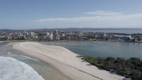 Panorama-De-La-Playa-De-Entrada-Norte-Durante-El-Día-En-Australia