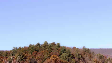 Appalachenlandschaft-Mit-Blauem-Himmel-Und-Bäumen-Im-Herbst