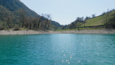 Sobrevuelo-De-Agua-Turquesa-Del-Lago-Di-Tenno-En-Tenno-En-Trentino,-Italia-Durante-El-Verano
