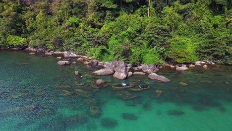 Magische-Luftaufnahme-Von-Oben,-Dschungelklippe,-Felsstein-Im-Wasser-Auf-Der-Strandinsel-Koh-Chang,-Thailand-2022
