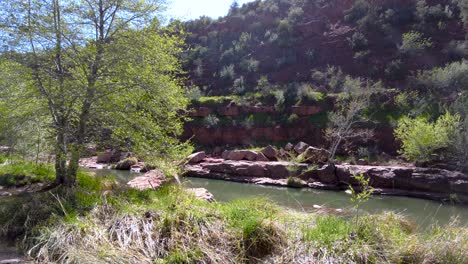 Oak-Creek-Fließt-Durch-Die-Roten-Felsen-Von-Sedona,-Arizona
