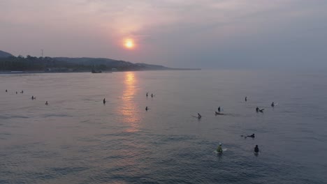 Luftdrohnenaufnahme-Von-La-Bocana-Surfers-El-Tunco-El-Salvador-Bei-Sonnenaufgang