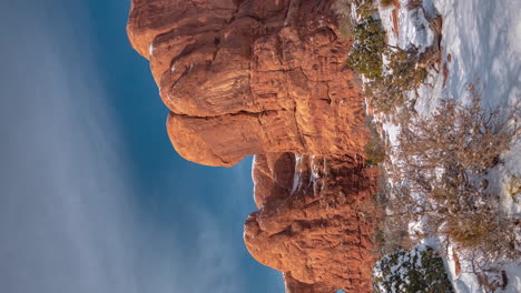 Vertikaler-4K-Zeitraffer,-Rote-Sandsteinformationen-Und-Bögen-An-Sonnigen-Wintertagen,-Arches-Nationalpark,-Utah,-USA