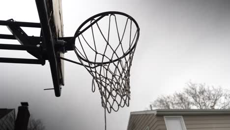 Basketballkorb-Und-Netz-An-Einem-Trüben-Tag-In-Einer-Nachbarschaft