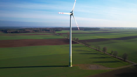 Malerische-Bauernlandschaft-Mit-Windmühle-Am-Tag---Drohnenaufnahme