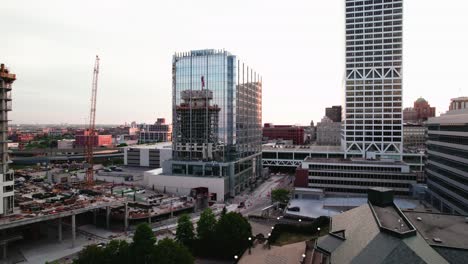 Milwaukee-Wisconsin-Baukran-Sonnenuntergang-Aus-Der-Luft-Mit-Gebäudereflexionen