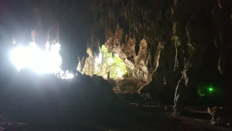 Shot-of-stalactites-and-stalagmites-at-Tabuhan-Cave-in-Pacitan,-East-Java,-Indonesia