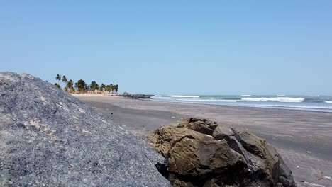 Filmische-Stationäre-Aufnahme-Des-Strandes-In-Der-Nähe-Von-Felsen-Am-Cape-Point,-Bakau-–-Gambia