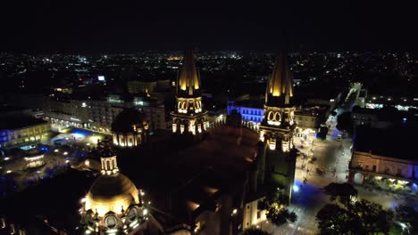 Nachtansicht-Von-Guadalajara-Aus-Der-Luft,-Rückansicht-Der-Kathedrale-Von-Guadalajara