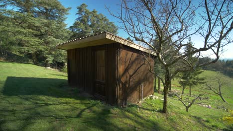 Orbitalaufnahme-Einer-Kleinen-Holzhütte-Unter-Der-Sonne-Auf-Dem-Land-In-Der-Ardèche,-Frankreich