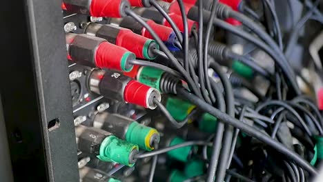 Una-Vista-De-Primer-Plano-De-Cables-Xlr-De-Alta-Calidad-Utilizados-Para-Conexiones-De-Audio-Profesionales