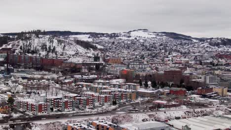 Ciudad-De-Gjövik-En-Noruega-En-Paralaje-Disparado-Por-Un-Dron-En-Un-Frío-Día-De-Invierno