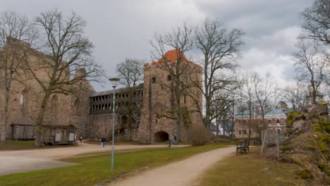 Ruinas-Del-Castillo-Medieval-De-Sigulda,-Letonia