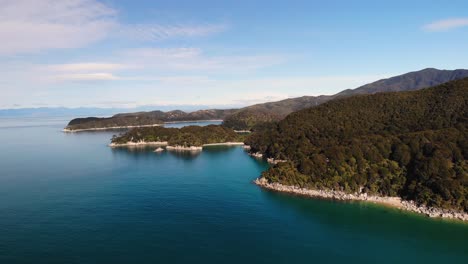 Wunderschöne-Landschaft-Der-Neuseeländischen-Abel-Tasman-Küste,-Luftaufnahme-Nach-Hinten