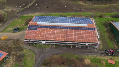 Nicht-Fertiges-Solarpanel-Auf-Einem-Bauernhof