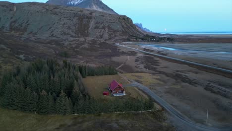 Casa-Remota-En-La-Naturaleza-Islandesa-Aérea