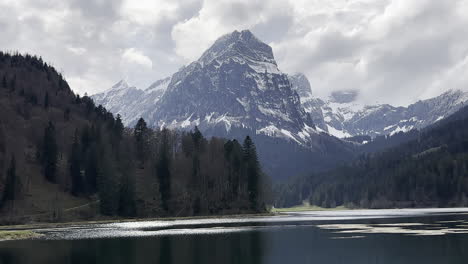 El-Obersee-En-La-Zona-De-Los-Alpes-De-Glarus,-Glarus,-Nefels,-Suiza