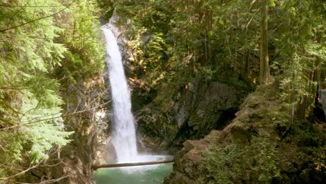 Wasserfall-Fließt-Schnell-Im-Wald-Bei-Sonnenuntergang
