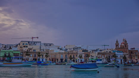 Kleine-Boote-Im-Hafen-Von-Marsaxlokk,-Einem-Fischerdorf-Im-Südosten-Maltas,-Haben-Abends-Eine-Erstaunlich-Bläulich-farbenfrohe-Atmosphäre
