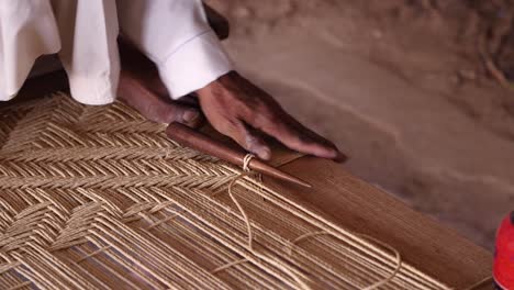 Facharbeiter-Beim-Weben-Zur-Herstellung-Von-Charpai,-Einem-Traditionellen-Gewebten-Bett-In-Sindh,-Pakistan