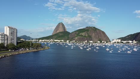 Zuckerhut-Landschaft-In-Rio-De-Janeiro-Mit-Segelbooten-An-Der-Marine---Drohnenaufnahme---Morro-Do-Pao-De-Acucar