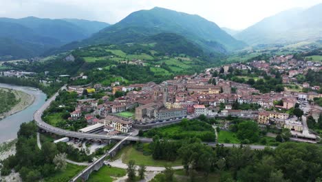 Pueblo-De-Bobbio-En-El-Valle-De-Trebbia,-Provincia-De-Piacenza-En-Italia