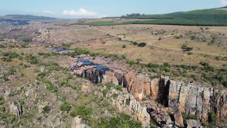 Aerial-view-of-the-flowing-water-of-the-cliffs-of-the-Drakensberg-Mountain-Range