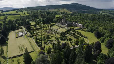 Luftaufnahme-Des-Weitläufigen-Anwesens-Von-Drummond-Castle-In-Schottland