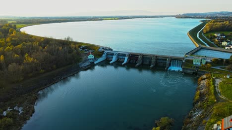 Luftaufnahmen-Von-4K-Drohnen-Eines-Ptuj-Sees-Und-Eines-Kleinen-Wasserkraftwerks,-Das-Am-Markovci-Staudamm-Und-Am-Fluss-Drau-Errichtet-Wurde
