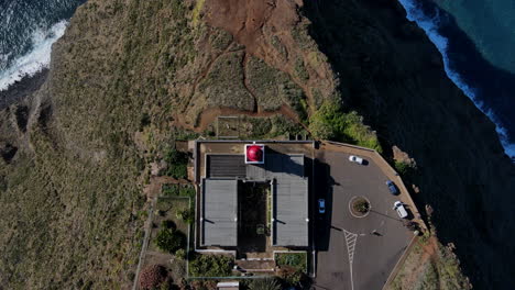 Zentraler-Blick-Auf-Die-Insel-Madeira-Vom-Leuchtturm-Ponta-Do-Pargo-–-Eine-Aufnahme,-Die-Den-Leuchtturm-Und-Die-Umliegende-Landschaft-Der-Insel-Aus-Einer-Hohen-Perspektive-Zeigt