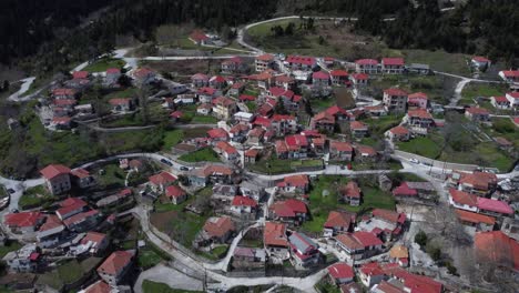 Luftaufnahme-Eines-Malerischen-Dorfes-Mit-Engen-Straßen-In-Den-Griechischen-Bergen