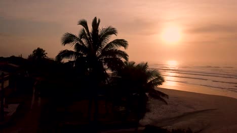 Kippende-Aufnahme-Eines-Sonnenuntergangs-Am-Roten-Himmel-Und-Eines-Strandes-Mit-Wellen,-Brasilien