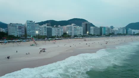 Panorámica-Aérea-De-La-Playa-De-Copacabana-En-Los-Resorts-De-Río-De-Janeiro-Y-El-Destino-De-Viajes-Y-Turismo-De-La-Costa-En-Brasil,-Toma-Cinematográfica-De-Drones