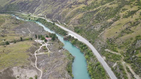 Descendiendo-Sobre-Un-Histórico-Pueblo-Minero-De-Oro-Hasta-La-Carretera-Sobre-El-Río-Kawarau-Gorge