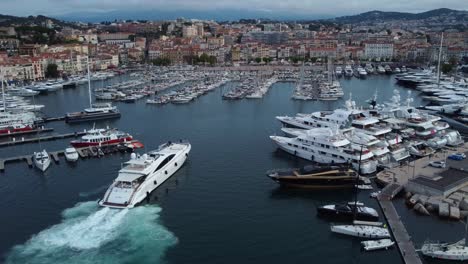 Drohnenaufnahme-Einer-Wunderschönen-Luxusyacht,-Die-Im-Hafen-Von-Cannes-Ankommt-Und-Anlegt