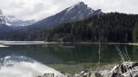 Water-reflection-on-Obersee-in-the-Glarus-Alps,-Glarnerland,-Näfels,-Canton-of-Glarus,-Switzerland