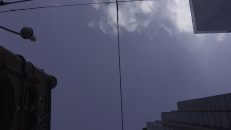 Toronto-Bay-Street-Wolkenkratzer-Gebäude-Fahren,-Bewegen,-Verfolgung,-Niedriger-Winkel,-Pov-Dolly