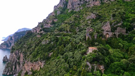 Pintoresca-Carretera-Costera-En-Las-Montañas-Rocosas-De-La-Costa-De-Amalfi,-Península-Sorrentina,-Campania-Italia