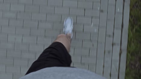 Ein-Erwachsener-Sportler-Joggt-In-Sportkleidung-Auf-Einer-Straße