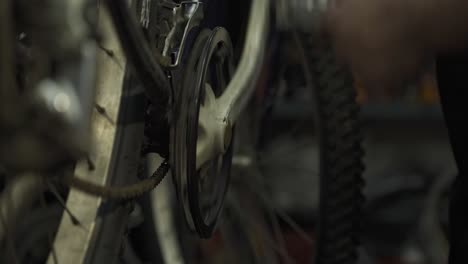 Un-Mecánico-De-Bicicletas-Comprobando-La-Rotación-Del-Eje-Del-Pedalier