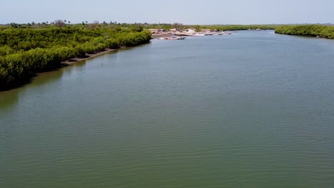 Wunderschöne-Halbhelix-Luftaufnahme-Eines-Kanus-Auf-Dem-Fluss-Gambia,-Aufgenommen-Bei-Stala-Adventures,-Kartong-–-Gambia