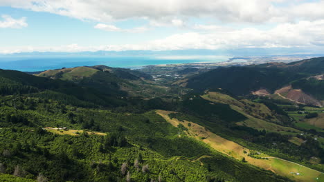 Scenic-panorama-from-Takaka-hill-to-idyllic-valley-and-Tasman-bay,-New-Zealand,-aerial