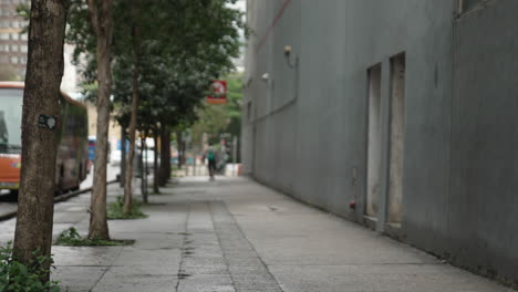 Verschwommener-Bürgersteig-Mit-Fußgängern-In-Hongkong,-China