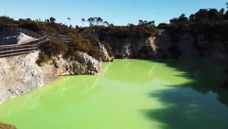 Green-Sulfur-Water-Lake-in-Waiotapu-Thermal-Wonderland,-North-Island-New-Zealand